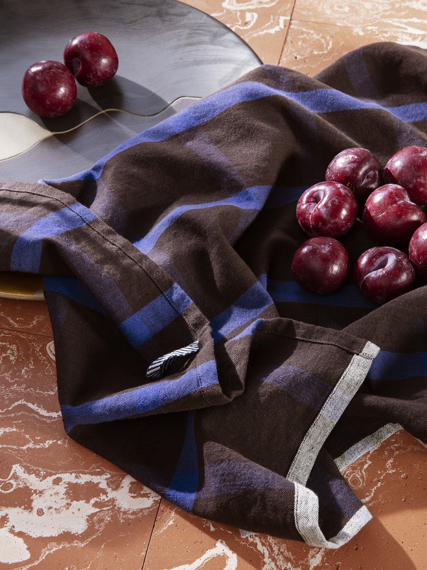 Ferm Living - Torchon Hale - Chocolat/Bleu vif