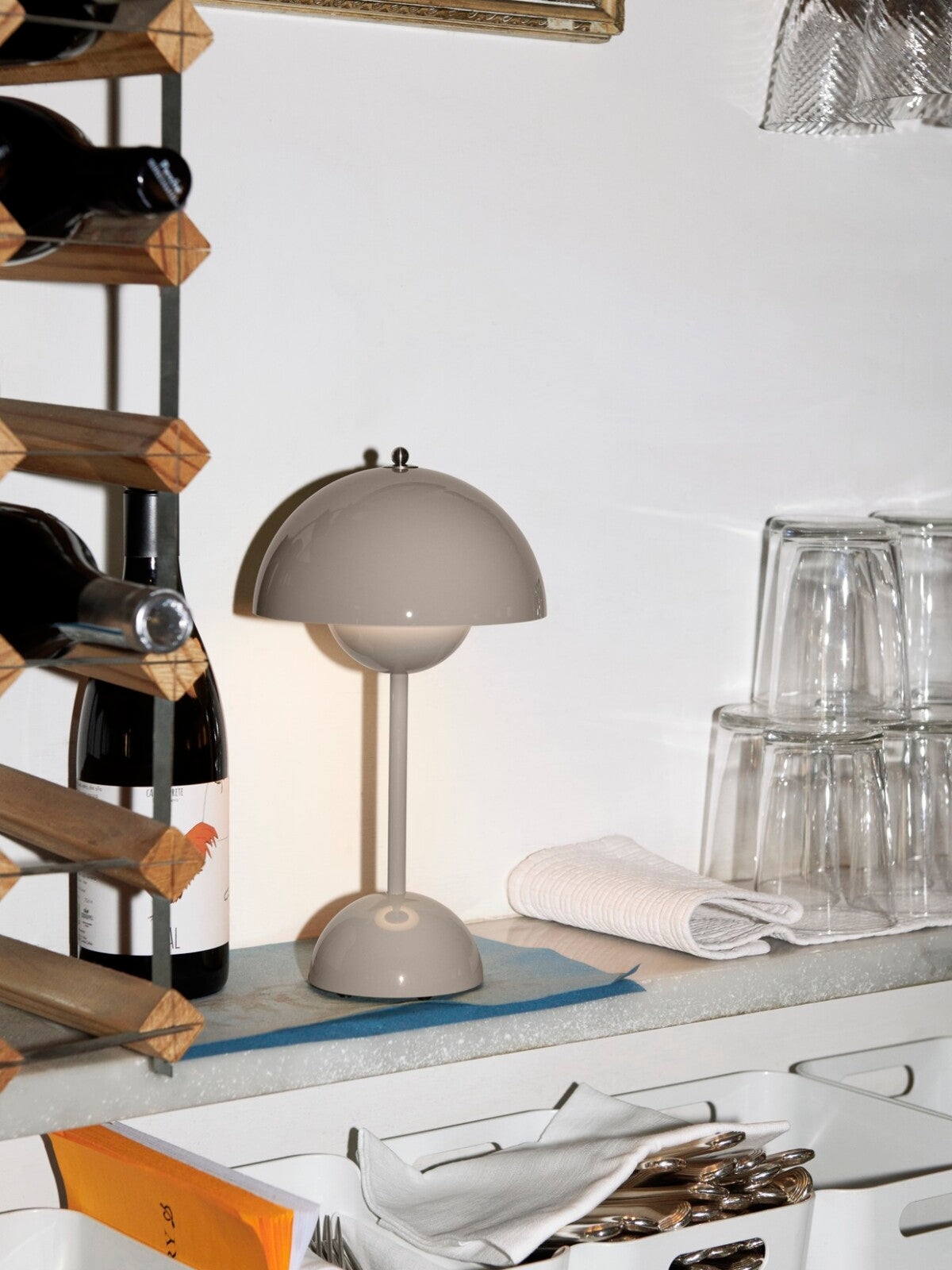 And Tradition - Lampe de table portable Flowerpot VP9 Grey Beige de Verner Panton