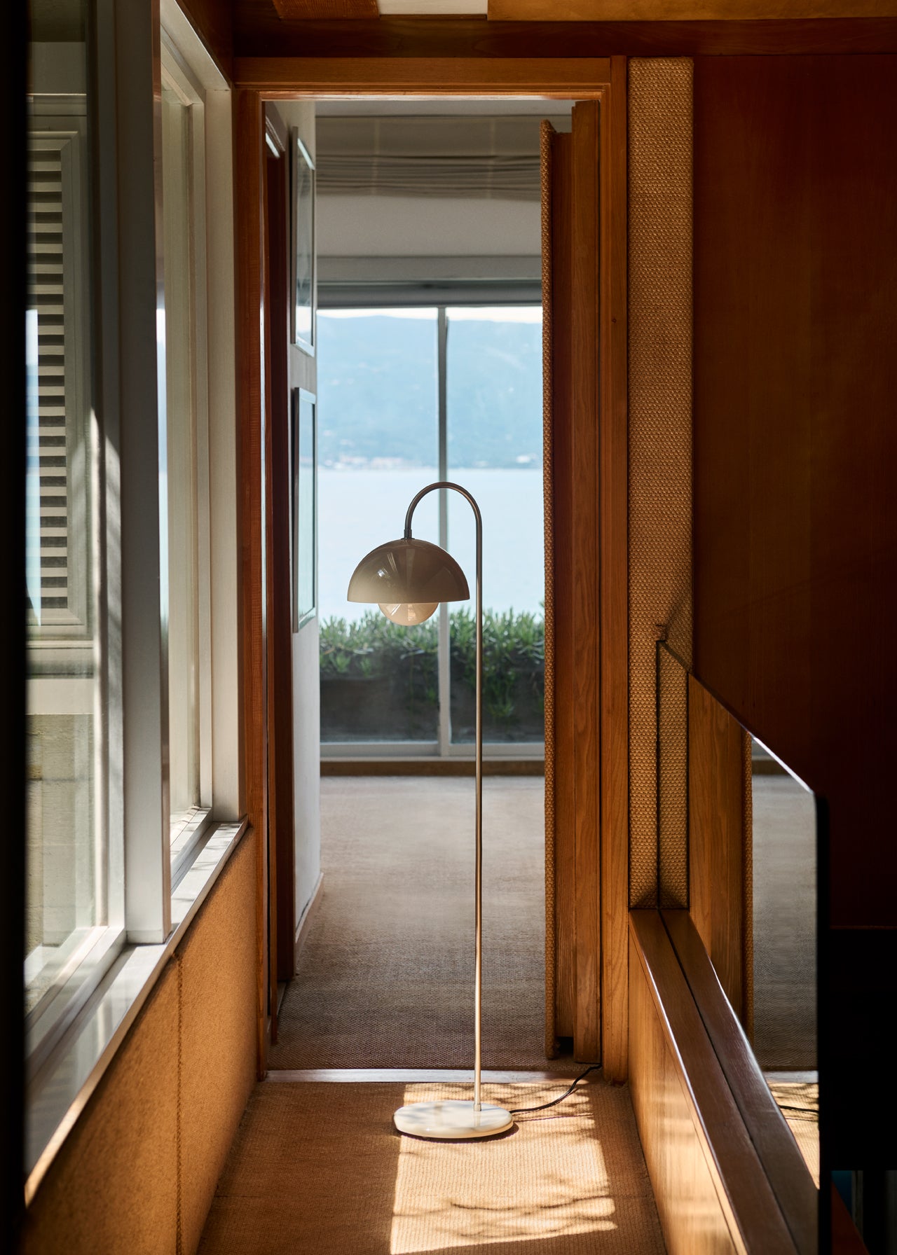 And Tradition - lampe sur pied Flowerpot VP12 Grey Beige de Verner Panton