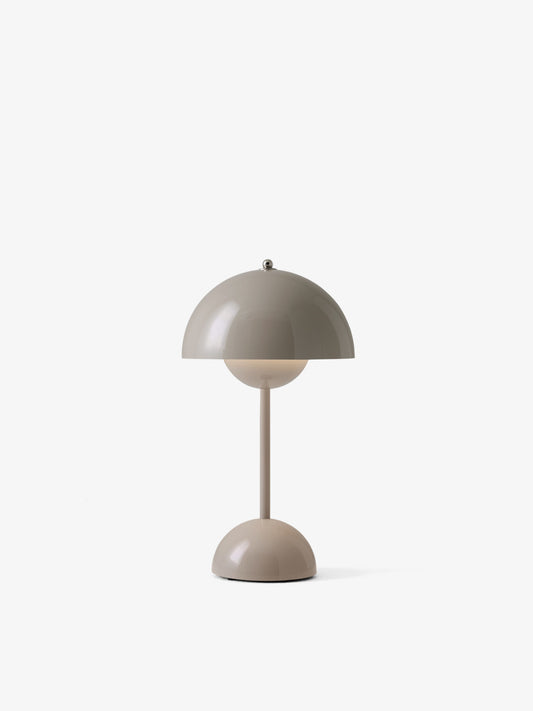 And Tradition - Lampe de table portable Flowerpot VP9 Grey Beige de Verner Panton