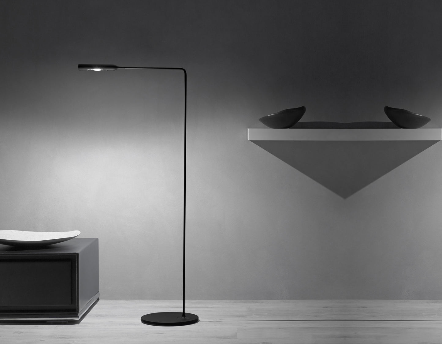 Lumina - Lampadaire Flo lounge noire de Foster+Partners