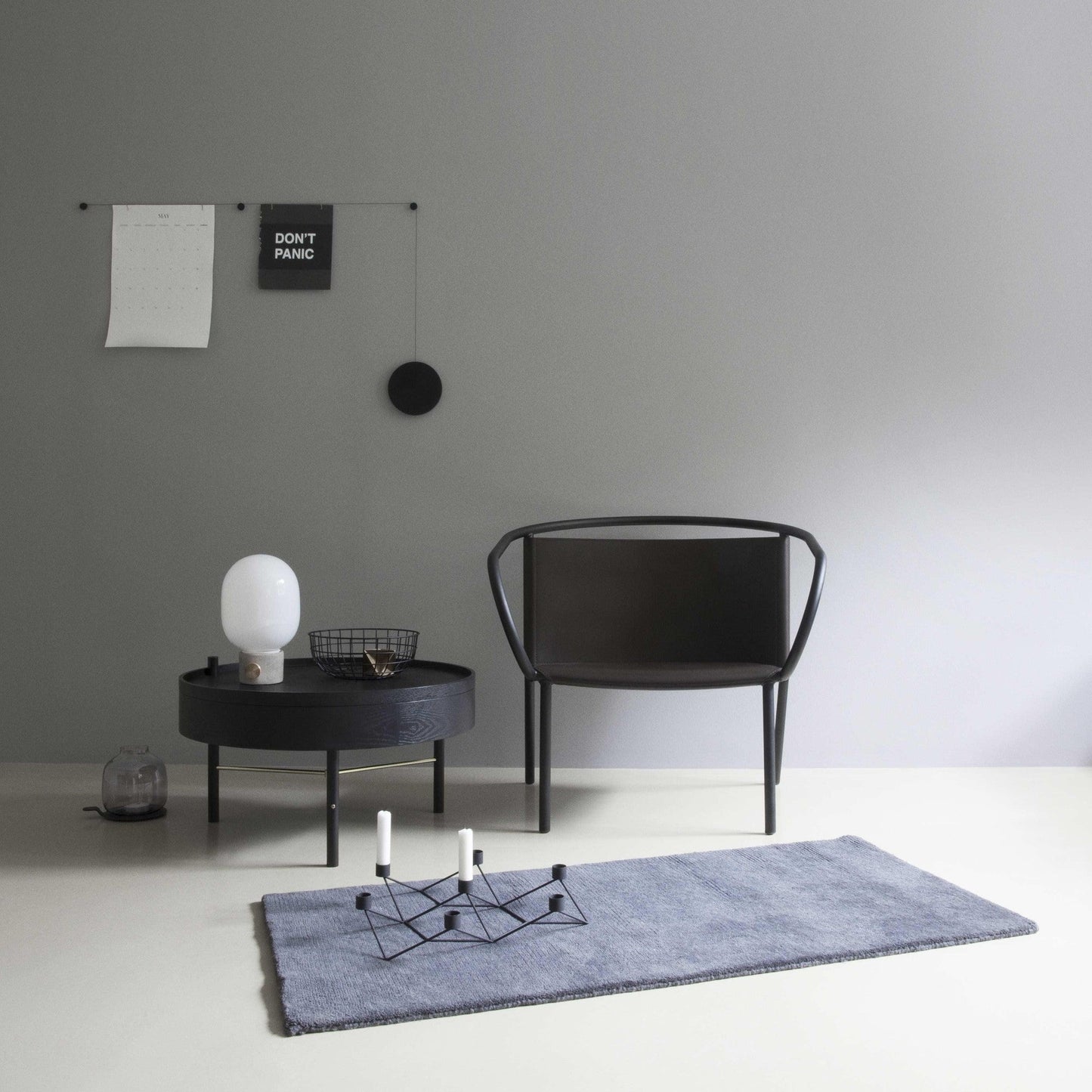 Audo Copenhagen - Lampe de table - JWDA Concrete Lamp Béton Gris Clair/Laiton