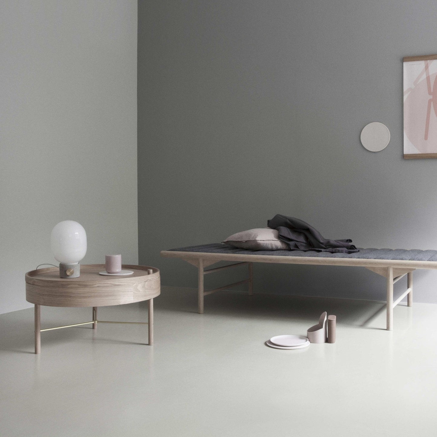 Audo Copenhagen - Lampe de table - JWDA Concrete Lamp Béton Gris Clair/Laiton