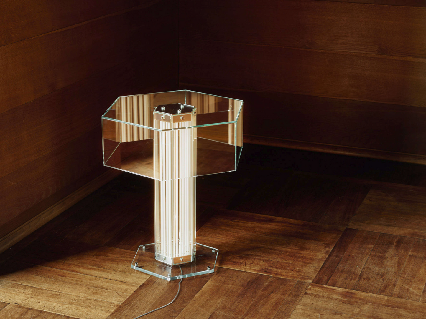 Flos - lampe de table SuperWire T par Formafantasma