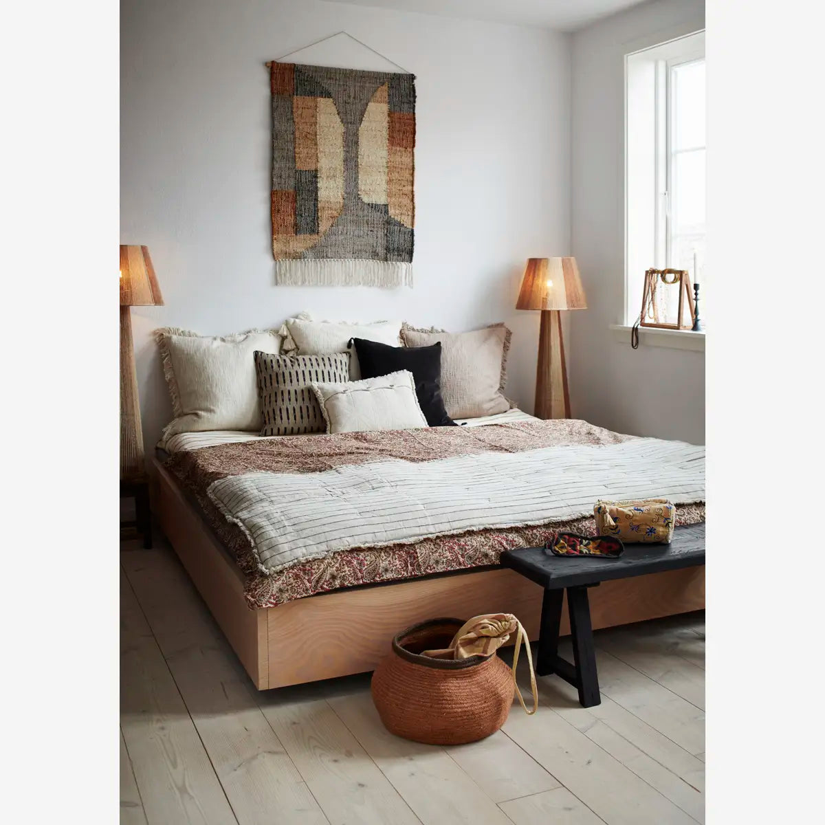 Madam Stoltz - Trousse de toilette en velours brodé beige