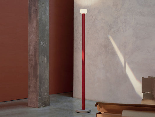 Flos - Lampadaire - Bellhop Floor rouge de Edward Barber & Jay Osgerby