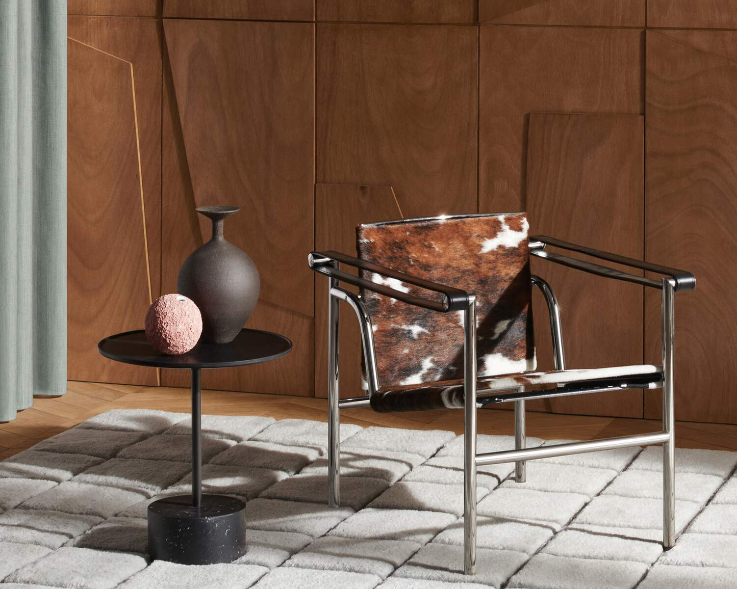 Cassina - LC1 Fauteuil dossier Basculant de Le Corbusier, Pierre Jeanneret, Charlotte Perriand