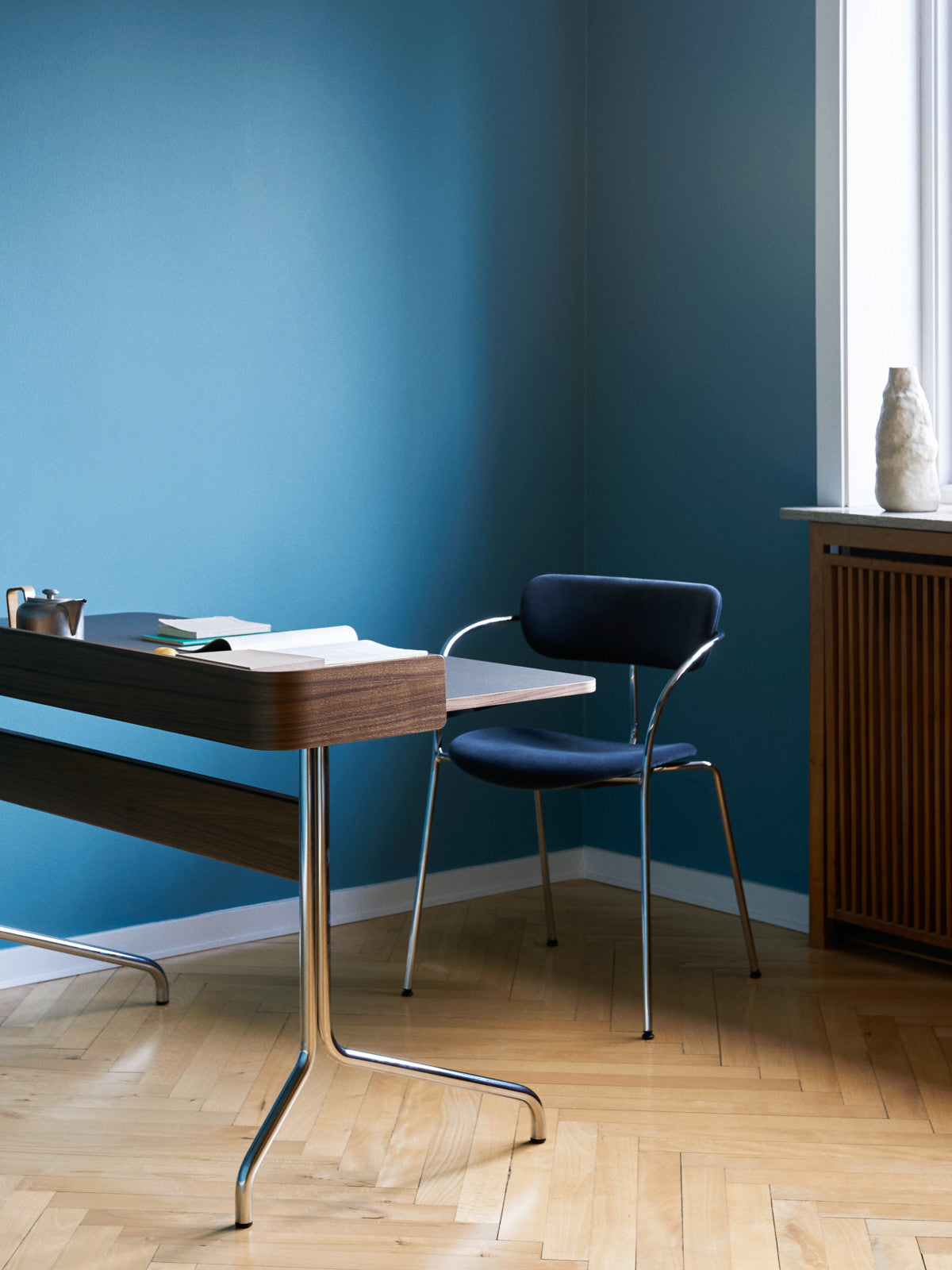 And Tradition - Bureau - Pavilion AV17