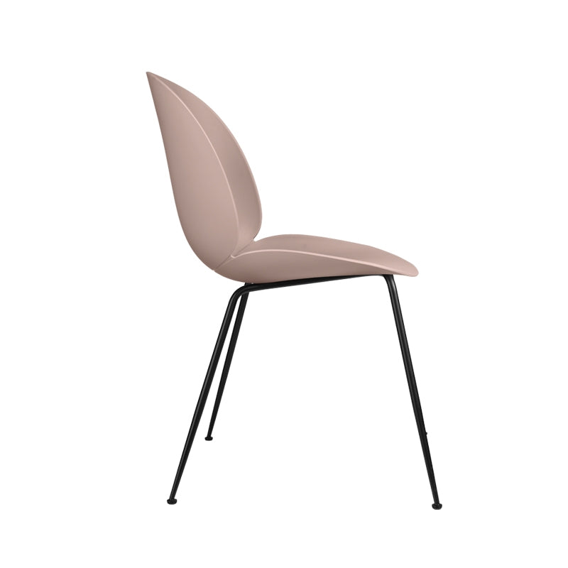 Gubi - Chaise Beetle plastique polypropylène de GamFratesi