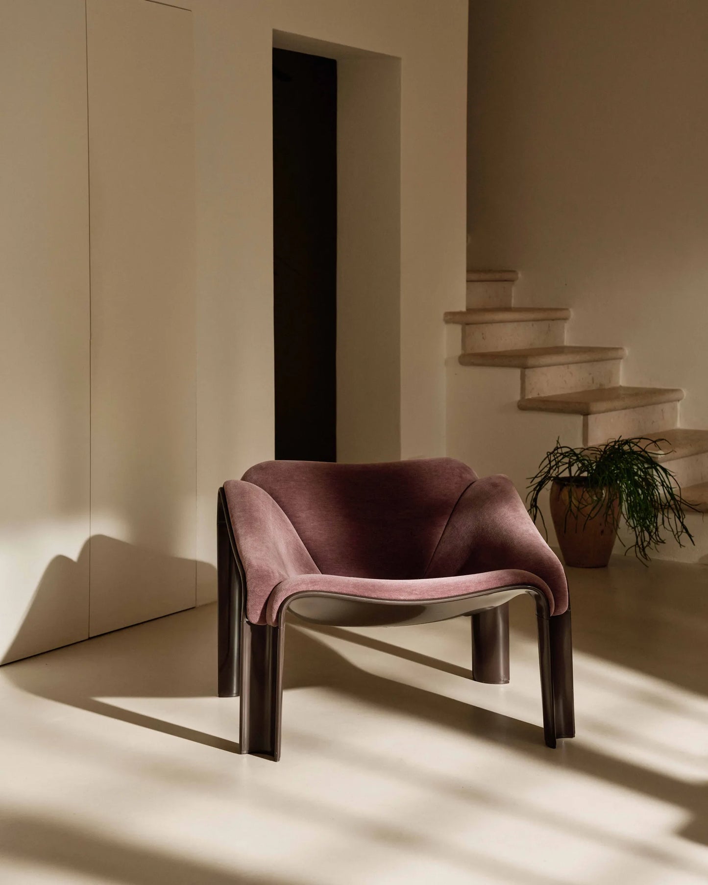 Gubi - F300 Lounge Chair par Pierre Paulin
