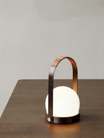 Audo Copenhagen - Lampe de table portable - Carrie LED Bronze et cuir